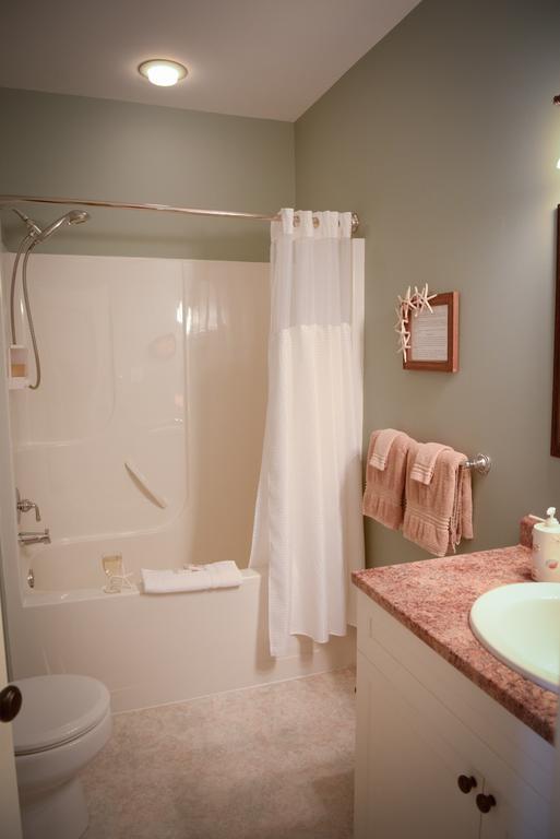 Ocean Mist Guesthouse Ucluelet Rom bilde